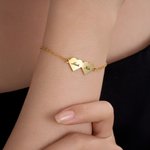 Personligt armband med 1-4 graverade hjärtan och namn vacker present till mamma och henne på mors dag eller årsdag