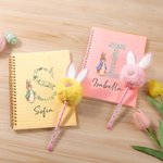 Personalisierte Ostern Bunny Floral Initial Spiral Notebook und Pom Pom Pen Set mit Namen zurück zu Schule Ostern Geschenk für Jungen Mädchen