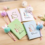 Personalisierte Ostern Bunny Floral Initial Spiral Notebook und Pom Pom Pen Set mit Namen zurück zu Schule Ostern Geschenk für Jungen Mädchen