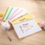 Personalisierte Ostern Bunny Floral Initial Spiral Notebook und Pom Pom Pen Set mit Namen zurück zu Schule Ostern Geschenk für Jungen Mädchen
