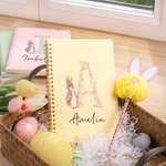 Personalisierte Ostern Bunny Floral Initial Spiral Notebook und Pom Pom Pen Set mit Namen zurück zu Schule Ostern Geschenk für Jungen Mädchen