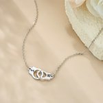 Collier Forme de Menottes de Police Personnalisé avec 2 Initiales Gravées Cadeau Anniversaire Saint-Valentin pour Couples Femme Policière