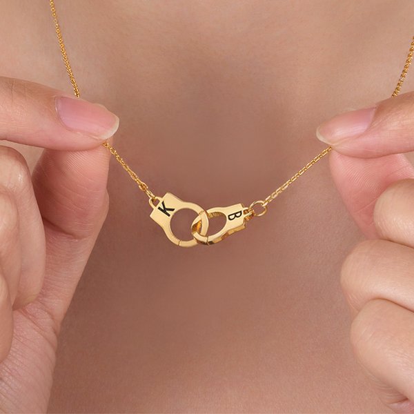Collier Forme de Menottes de Police Personnalisé avec 2 Initiales Gravées Cadeau Anniversaire Saint-Valentin pour Couples Femme Policière