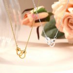 Collier Forme de Menottes de Police Personnalisé avec 2 Initiales Gravées Cadeau Anniversaire Saint-Valentin pour Couples Femme Policière