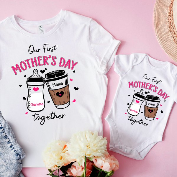 Personlig Vår første mors dag Melkeflaske kaffekopp 100% bomull Baby Bodysuit Voksen T-skjorte med navn Bursdagsgave til babyer nyfødte mødre