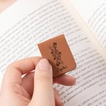 Henkilökohtainen Line DNA Birth Flower Magneettinen nahkainen kirjanmerkki Clip nimi lukeminen paperitarvikkeet tarvikkeet syntymäpäivälahja kirjanpainajat lukijat