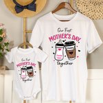 Personlig Vår første mors dag Melkeflaske kaffekopp 100% bomull Baby Bodysuit Voksen T-skjorte med navn Bursdagsgave til babyer nyfødte mødre