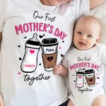 Personlig Vår første mors dag Melkeflaske kaffekopp 100% bomull Baby Bodysuit Voksen T-skjorte med navn Bursdagsgave til babyer nyfødte mødre