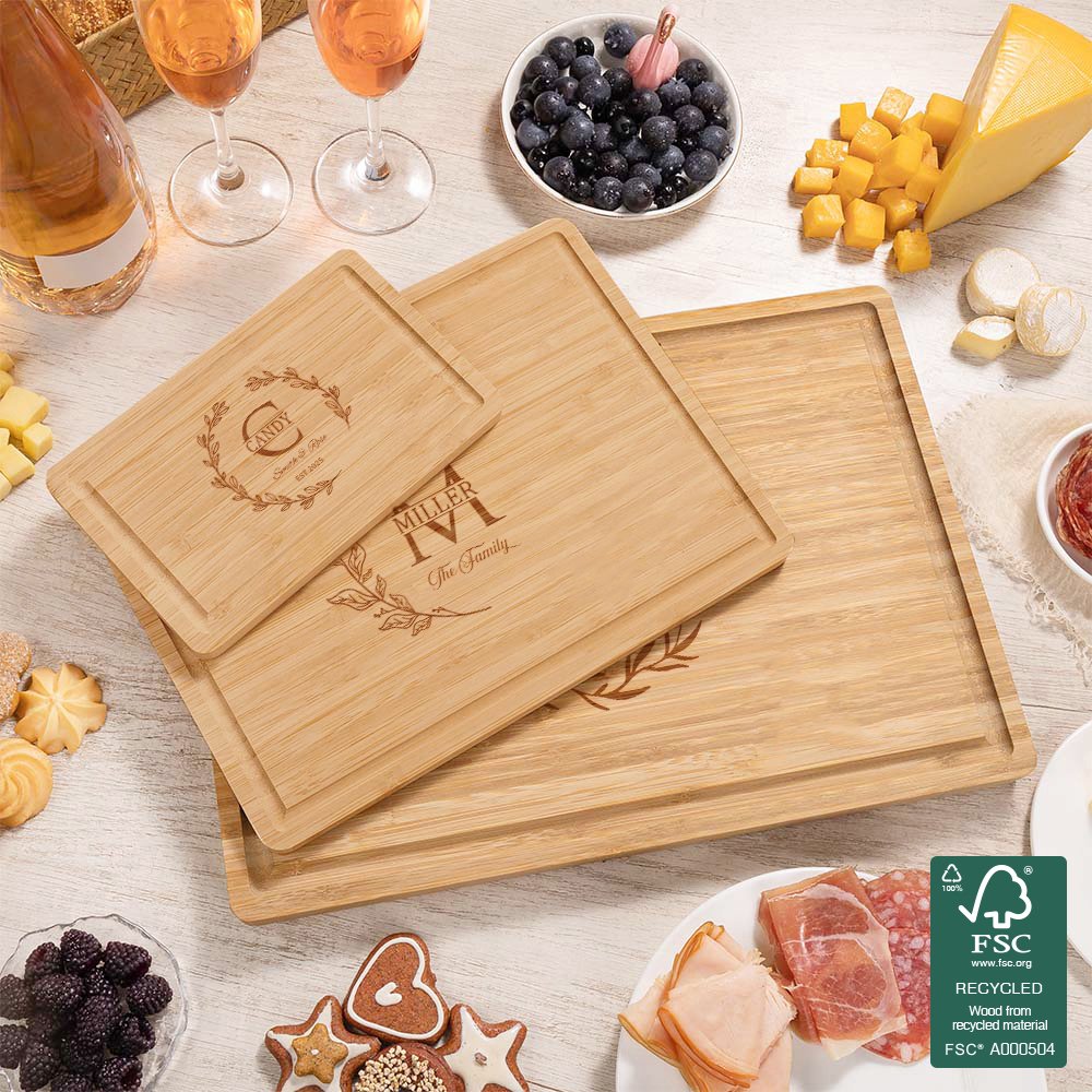 Tabla para cortar embutidos de bambú FSC con monograma grabado y ranura para zumo Decoración de hogar Regalo de boda para pareja Familia 5