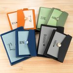 Henkilökohtainen Monogram A6 A5 A5 Nahka Notebook Kynä Set kortin haltija ja matkapuhelin varastointi kerros 90 sivua Syntymäpäivä Business lahja työntekijälle
