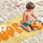 Spersonalizowany, superchłonny, szybkoschnący ręcznik plażowy Daisy Flower z imieniem i nazwiskiem, dostępny w wielu kolorach.