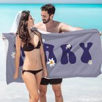 Spersonalizowany, superchłonny, szybkoschnący ręcznik plażowy Daisy Flower z imieniem i nazwiskiem, dostępny w wielu kolorach.