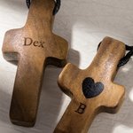 Gepersonaliseerde Houten Kruis Hart Sleutelhanger met Gegraveerde Initiaal en Naam Paasdoop Cadeau voor Christenen