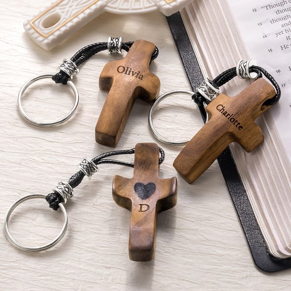 Gepersonaliseerde Houten Kruis Hart Sleutelhanger met Gegraveerde Initiaal en Naam Paasdoop Cadeau voor Christenen
