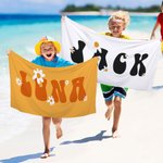 Spersonalizowany, superchłonny, szybkoschnący ręcznik plażowy Daisy Flower z imieniem i nazwiskiem, dostępny w wielu kolorach.