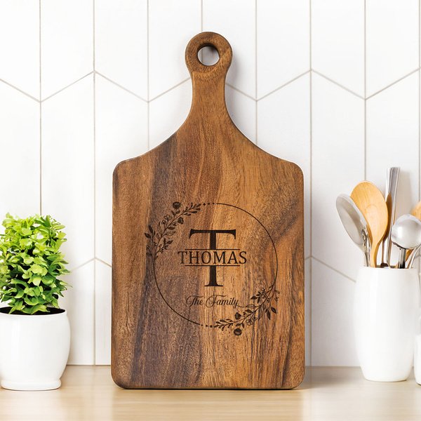 Personalisierte eingraviert Kranz Initial Reversible Käse Charcuterie Schneidebrett mit Griff Made in USA Name Housewarming Hochzeit Geschenk für Familie