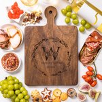 Planche à découper réversible pour fromage et charcuterie avec poignée et nom gravé Initiale Cadeau de pendaison de crémaillère pour famille et couple