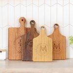 Personalisierte eingraviert Kranz Initial Reversible Käse Charcuterie Schneidebrett mit Griff Made in USA Name Housewarming Hochzeit Geschenk für Familie