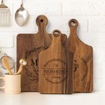 Planche à découper réversible gravée Minimalisme Couronne Monogramme avec poignée Mariage Pendaison de crémaillère Cadeau pour la famille