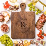 Personalisierte eingraviert Kranz Initial Reversible Käse Charcuterie Schneidebrett mit Griff Made in USA Name Housewarming Hochzeit Geschenk für Familie