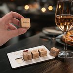 Jeu de dés et plateau de jeu en bois personnalisé avec nom gravé et sac d'emballage Cadeau de mariage 5e anniversaire Cadeau de Saint-Valentin pour les couples