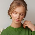 Personliga örhängen med kreativa garnbollar och namn Minimalistiska smycken Födelsedagspresent för stick- och virkälskare
