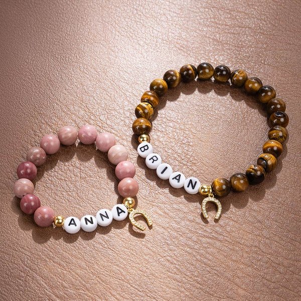Bracciale personalizzato con pietre naturali a ferro di cavallo con nome e cordoncino elastico, regalo di compleanno e anniversario per gli amanti dei cavalli.