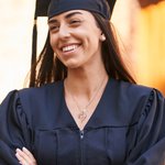 Collana da donna personalizzata con cappuccio a forma di cuore rosa con incisione dell'iniziale Regalo di laurea per i laureati della classe 2025