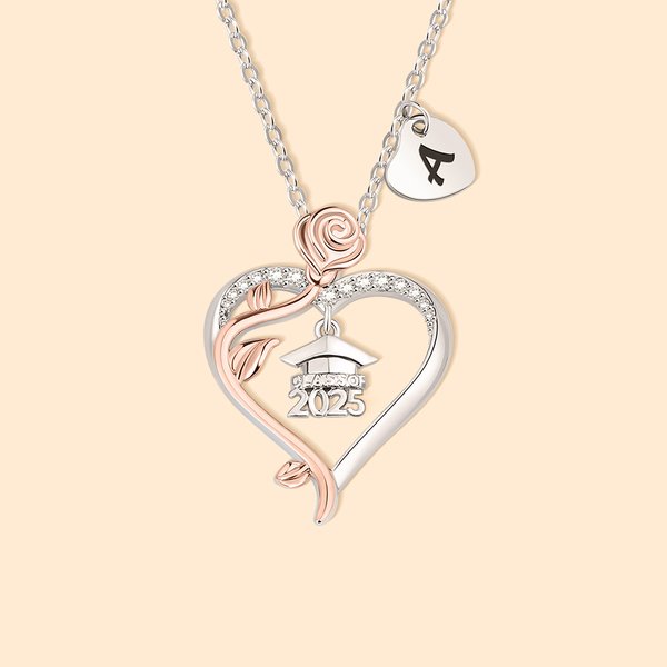 Collana da donna personalizzata con cappuccio a forma di cuore rosa con incisione dell'iniziale Regalo di laurea per i laureati della classe 2025