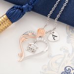 Collana da donna personalizzata con cappuccio a forma di cuore rosa con incisione dell'iniziale Regalo di laurea per i laureati della classe 2025