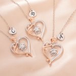 Collana da donna personalizzata con cappuccio a forma di cuore rosa con incisione dell'iniziale Regalo di laurea per i laureati della classe 2025