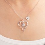 Collana da donna personalizzata con cappuccio a forma di cuore rosa con incisione dell'iniziale Regalo di laurea per i laureati della classe 2025