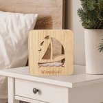 Barca a vela personalizzata Luce notturna a LED in legno con nome inciso Decorazione per la casa e la festa Regalo nautico creativo per gli amici amanti dell'oceano