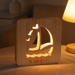 Barca a vela personalizzata Luce notturna a LED in legno con nome inciso Decorazione per la casa e la festa Regalo nautico creativo per gli amici amanti dell'oceano
