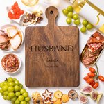 Personalisierte Bambus Reversible Käse Charcuterie Schneidebrett mit eingraviertem Namen Datum und Grip Housewarming Hochzeit Geschenk für Familie Paar