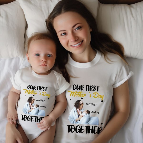 Personnalisé Our First Mother's Day Together 100% Cotton Baby Bodysuit T-shirt Matching Outfit with Photo and Names Cadeau de Fête des Mères pour Nouvelle Maman Bébé