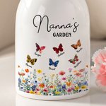 Personalisierte Geburtsblumen Schmetterlinge Garten Keramik Blumenvase mit Kosenamen und 1-8 Namen Geburtstag Muttertag Geschenk für Mama Oma Familie