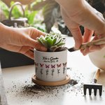 Personalizado 1-10 Nacimiento Flor Mariposa Nombres Suculenta Maceta de Cerámica con Drenaje y Base de Bambú Cumpleaños Día de la Madre Regalo para Mamá Abuela