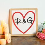 Personalisierte Holzinitialen Herz Zeichen mit Stand abgestufte Tablett Dekor Valentinstag Jahrestag Geschenk für Paar Newlyweds