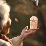 Personalisierte Vintage Geburt Blume Windspiel mit Namen und Holzplatte floralen Garten Dekor Muttertag Geburtstag Geschenk für Mama Oma
