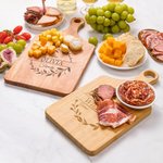 Personalisierte Kranz Bambus Reversible Käse Charcuterie Schneidebrett mit eingraviertem Namen und Grip Housewarming Hochzeit Geschenk für Familie Paar