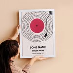 Personalisierte Vinyl-Schallplatte Songtexte drucken hölzerne Fotorahmen hängende Schriftrolle mit Namen und Text Home Dekoration Geburtstagsgeschenk für Musikliebhaber Freund