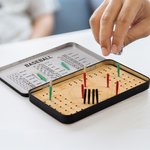 Tablero portátil personalizado de madera con 12 clavijas, 2 dados y nombre en caja de lata Juego de viaje para 2 jugadores Regalo de cumpleaños para los amantes del béisbol