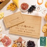 Tabla para cortar embutidos de bambú FSC personalizada con nombres de claveles grabados y ranura para zumo Regalo de boda para un amigo de la familia