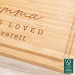 Tabla para cortar embutidos de bambú FSC personalizada con nombres de claveles grabados y ranura para zumo Regalo de boda para un amigo de la familia