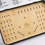 Tablero portátil personalizado de madera con 12 clavijas, 2 dados y nombre en caja de lata Juego de viaje para 2 jugadores Regalo de cumpleaños para los amantes del béisbol