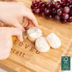 Tabla para cortar embutidos de bambú FSC personalizada con nombres de claveles grabados y ranura para zumo Regalo de boda para un amigo de la familia