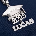 Spersonalizowany naszyjnik Grad Cap Class of 2025 z imienną zawieszką Minimalistyczna biżuteria Prezent dla absolwentów