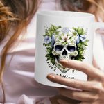 Taza de cerámica gótica personalizada con calavera de azúcar mexicana de 11oz con flor de nacimiento y nombre Regalo de cumpleaños del Día de los Muertos para los amantes de las calaveras góticas