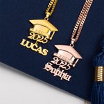 Spersonalizowany naszyjnik Grad Cap Class of 2025 z imienną zawieszką Minimalistyczna biżuteria Prezent dla absolwentów